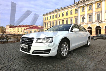 Арендовать Audi A8 с белым салоном